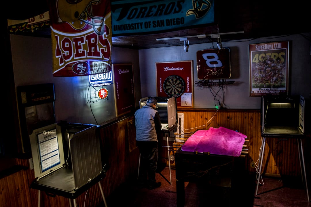 2020年11月3日加利福尼亚旧金山，选民在一间酒吧投票站内投票。