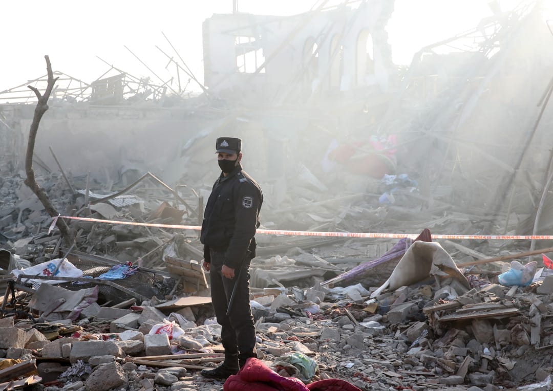 2020年10月17日，阿塞拜疆搜救人員在清理瓦礫尋找生還者。