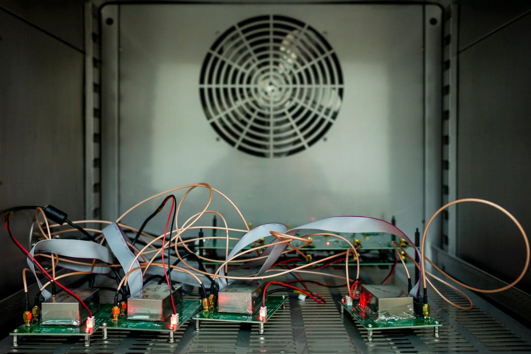 5G發射基站的高精度衛星同步時鐘(GPSDO )。