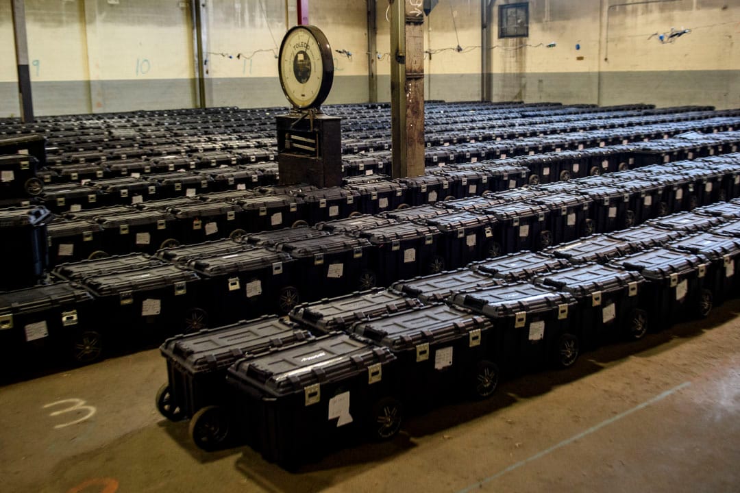 2020年11月4日宾夕法尼亚州匹兹堡，装有选票的手提箱于选举仓库中，由阿勒格尼县警察保管。