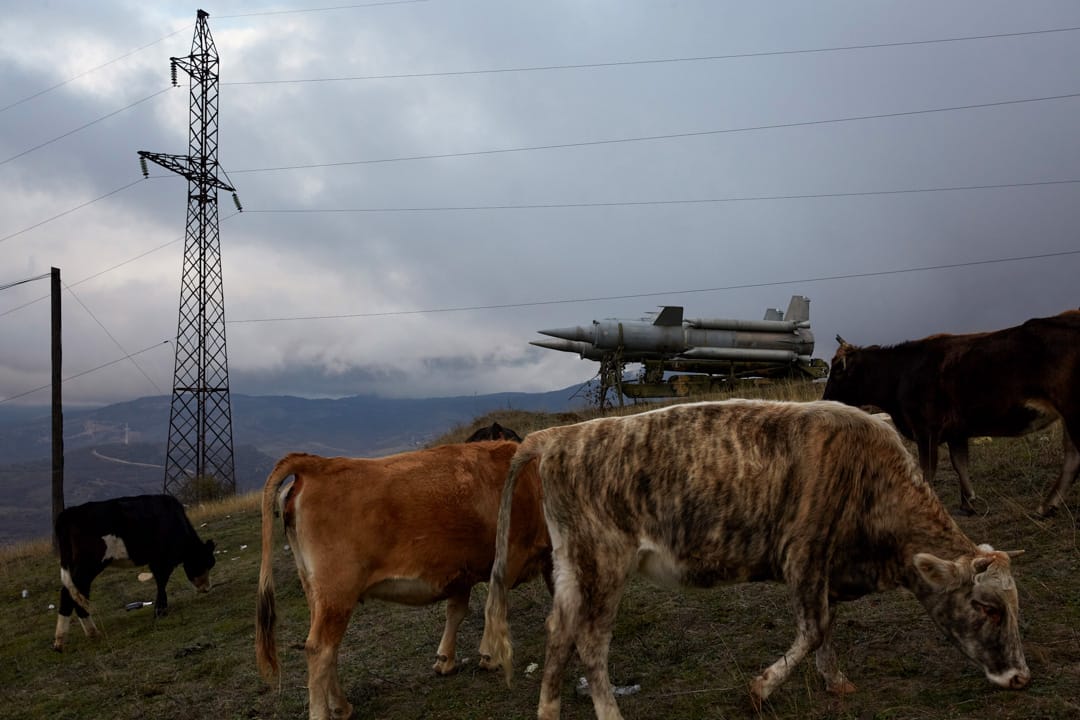 2020年11月13日，兩國簽訂停戰協定後，納戈爾諾-卡拉巴赫（Nagorno-Karabakh）最大城市斯捷潘奈克特（Stepanakert）的一座山邊，仍然擺放著一台導彈發射台。