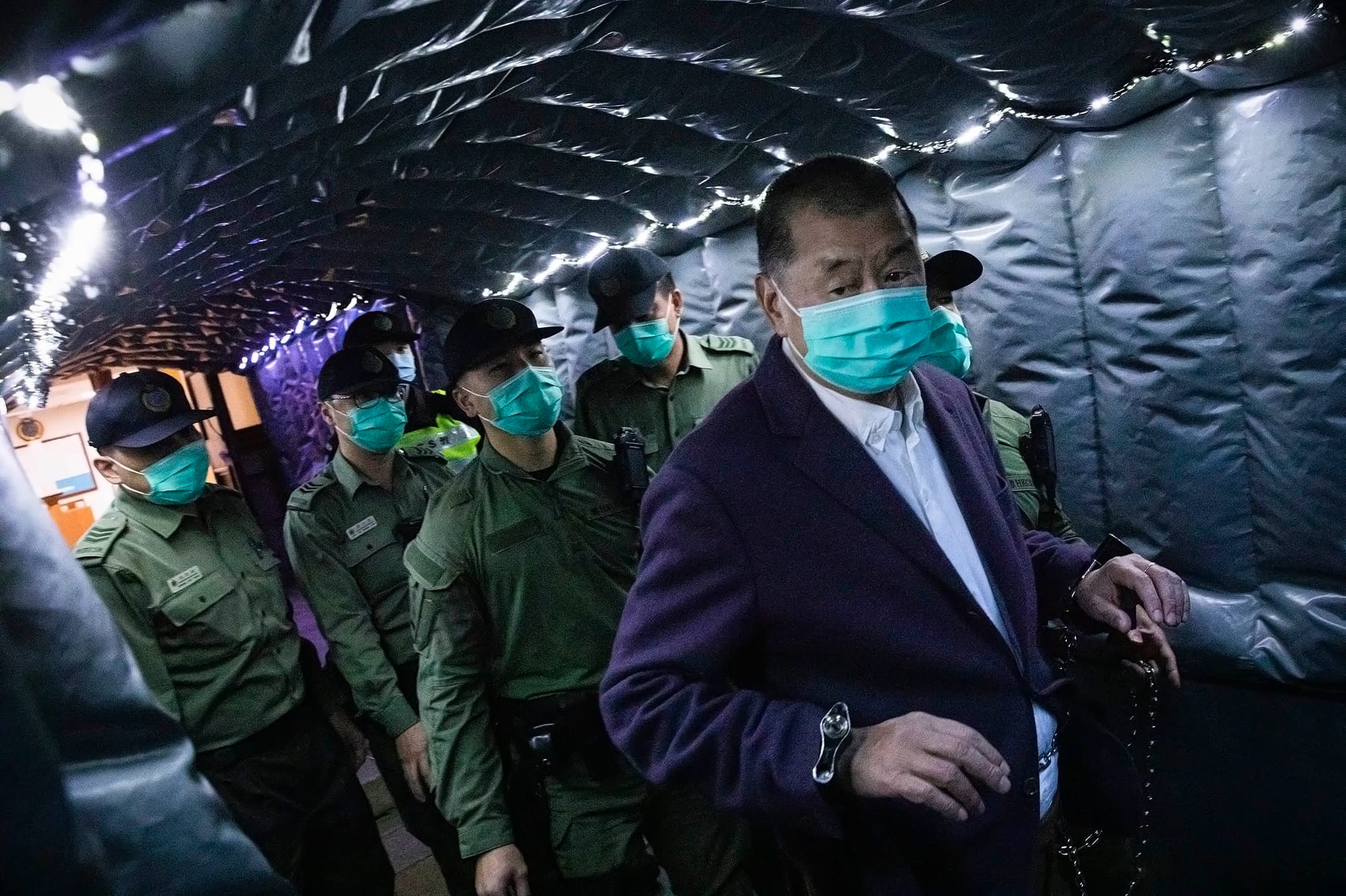 2020年12月31日,黎智英由終審法院還押候審。 壹傳媒集團創辦人黎智英被控「欺詐罪」及《港區國安法》下「勾結外國或境外勢力危害國家安全罪」,上週在高等法院獲准保釋,惟律政司向終審法院申請上訴許可、並且申請在等候上訴許可期間再次羈押黎智英。