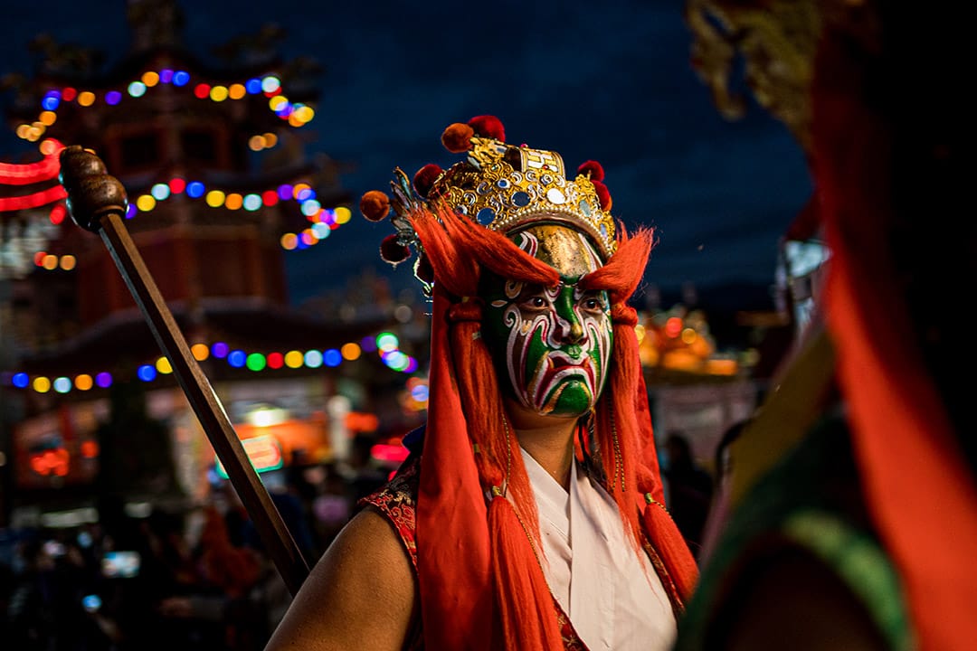 一名「官將首」在南投埔里清醮儀式中,負責保護主神、押煞。