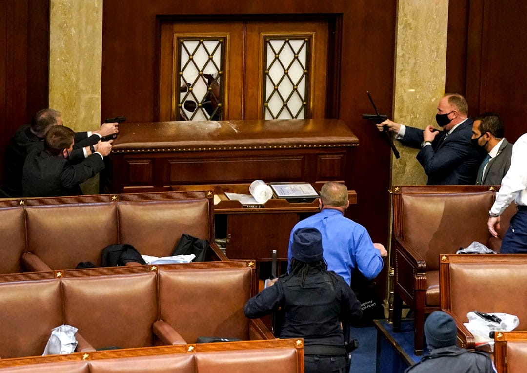 2021年1月6日,美国国会,参众两院会议进行期间,示威者闯进国会大楼,破坏参议院大门,国会警察持枪戒备。