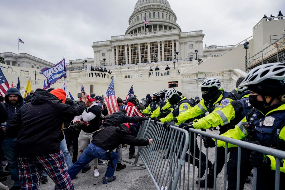 2021年1月6日,在国会大楼外聚集的特朗普支持者尝试突破一条警方防线。