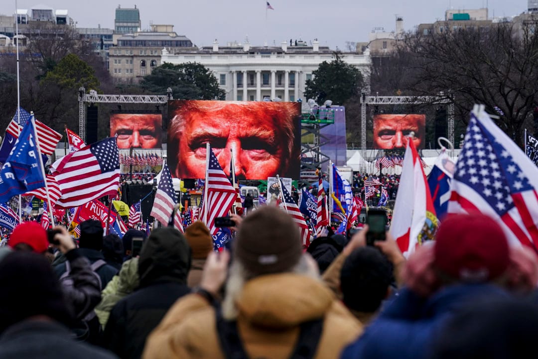 2021年1月6日,美国参众两院确认候任总统拜登胜出上年的总统选举期间,数千名特朗普支持者在国会外聚集。