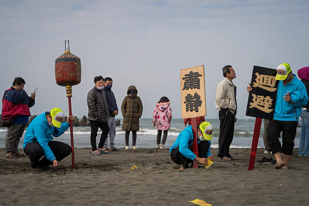 送王儀式進行中,許多信眾均存肅淨之心,過程亦有禁忌。除了必須赤腳拉王船,同時也嚴禁呼喊船上的船代及水手名字、禁跨王船拉繩、居民及遊客不能站得比王船高、禁止沿途居民在戶外曝曬內衣褲等。