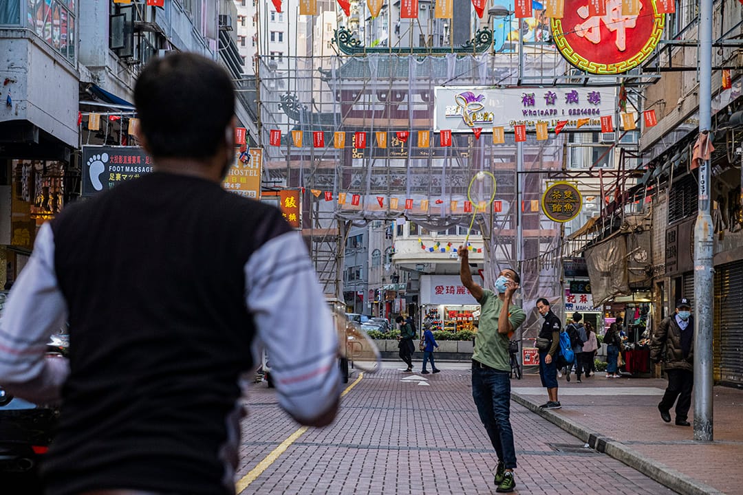 2021年1月21日庙街,南亚裔青年戴著口罩在街头打羽毛球。