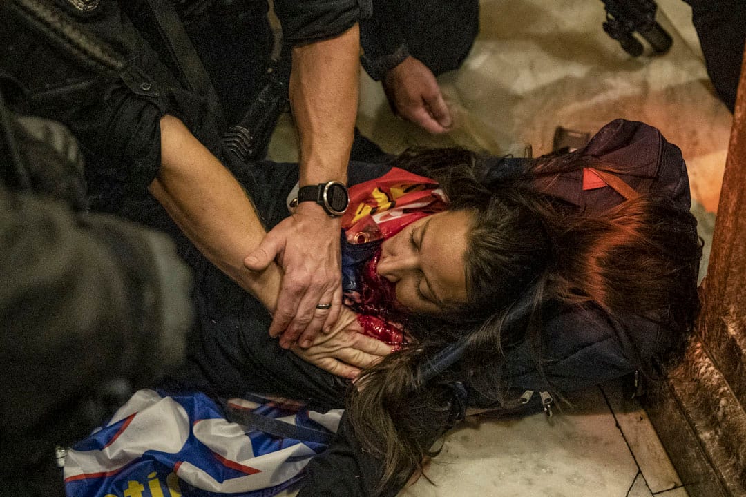 2021年1月6日,美国国会爆发示威,示威者闯进国会大楼,有示威者中枪倒地。