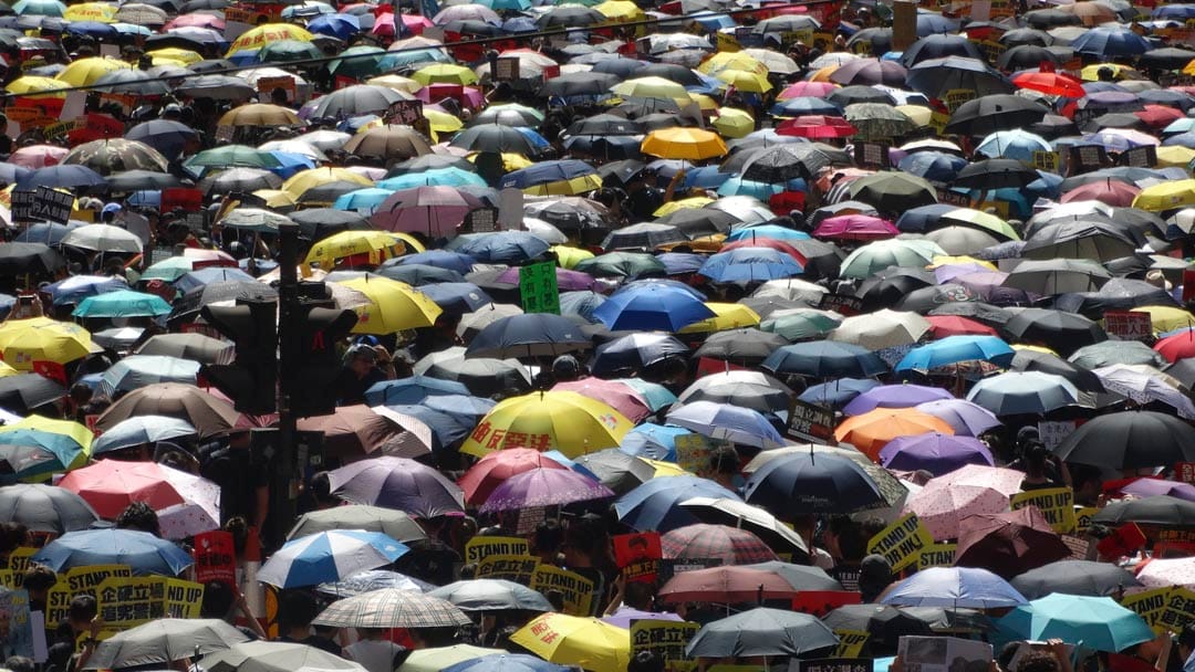  《同一雨伞下》Under the Same Umbrella，香港人走到街上争取民主和言论自由；同时来自印尼的外劳也把他们对自己国家总统选举的诉求带到香港，在外地声援印尼同胞，同时赚钱养活自己的家人。