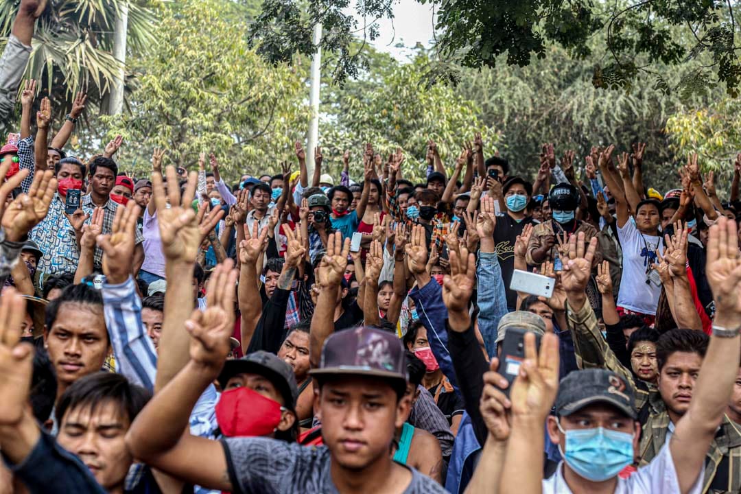 2021年2月20日缅甸曼德勒,示威者站在反对军政府政变的和平示威期间举起三个手指敬礼。