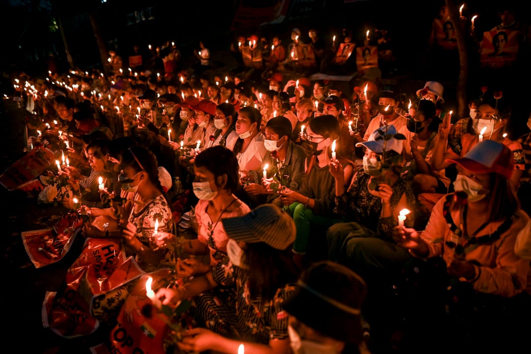 2021年2月21日,缅甸仰光的人们聚集以烛光守夜抗议军事政变。