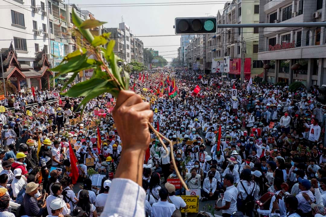 2021年2月22日,缅甸示威者发起22222全国大罢工,曼德勒挤满上街群众。