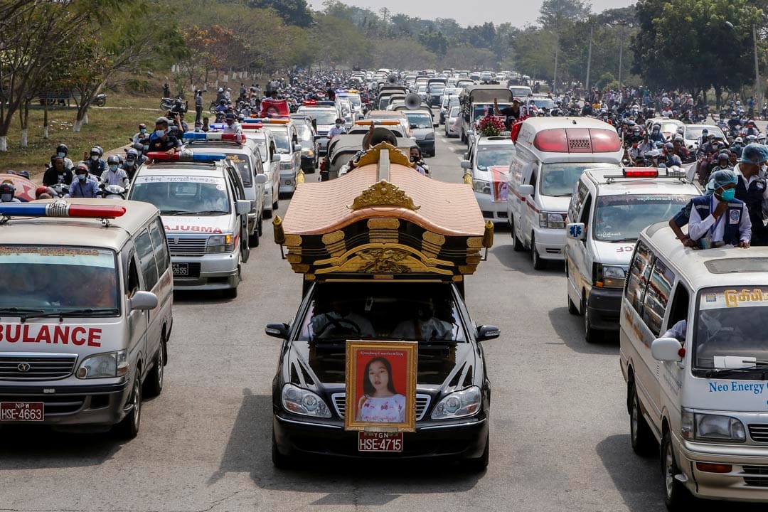 2021年2月21日,缅甸民众送行日前于内比都示威时中枪身亡的20岁女性示威者 Mya Thwe Thwe Khaing。