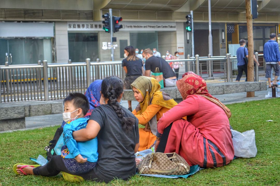 《责任》Responsibility，我在本地人和雇佣之间捕捉到了镜像般的现实。雇佣在假日仍需照顾雇主家庭的孩子。同样，祖父母也被要求照顾他们的孙辈。两者都有责任照顾孩子，并把他们视如己出。