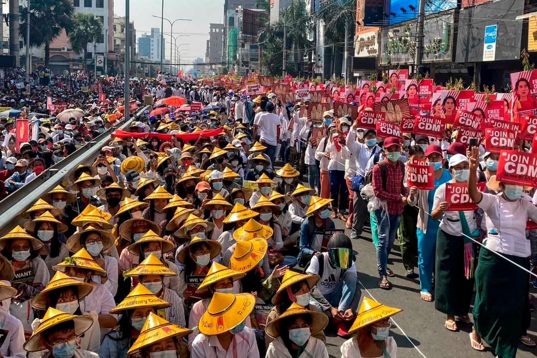 2021年2月22日,缅甸曼德勒,反对军政府的示威者在一次集会中堵塞主要道路。