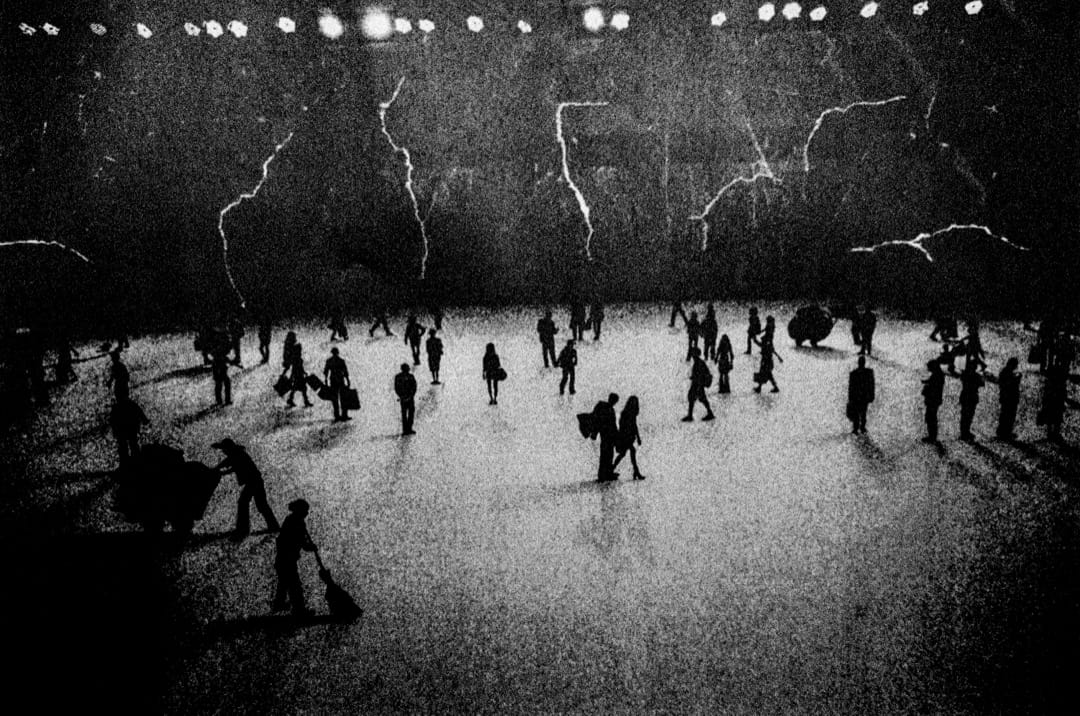 一張被翻拍的照片，內容是香港立法會的一個裝飾。