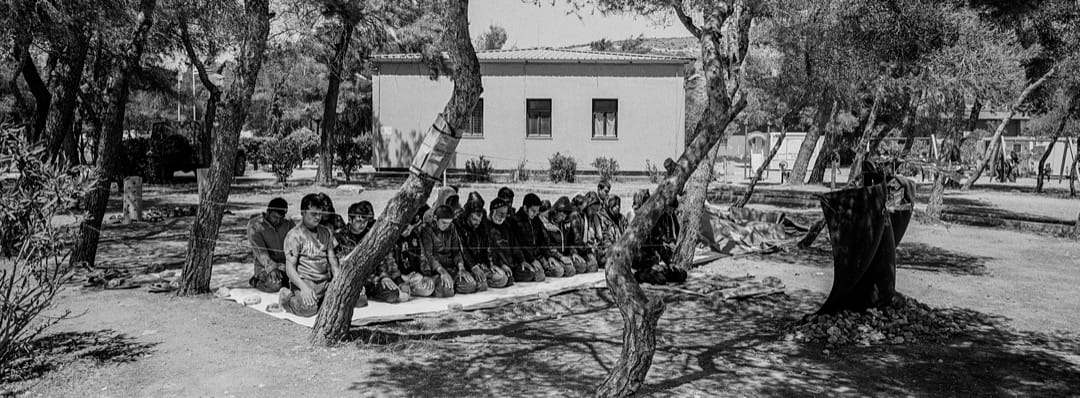 2016年4月26日,希臘,一眾難民在雅典市郊的一個難民營中禱告。