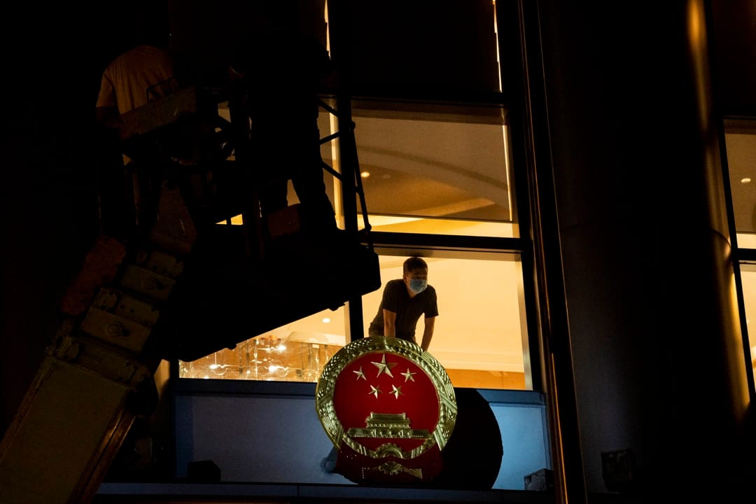 2020年12月8日凌晨，銅鑼灣維景酒店掛起中華人民共和國國徽，中共駐港國安公署臨時辦公室就設於此。