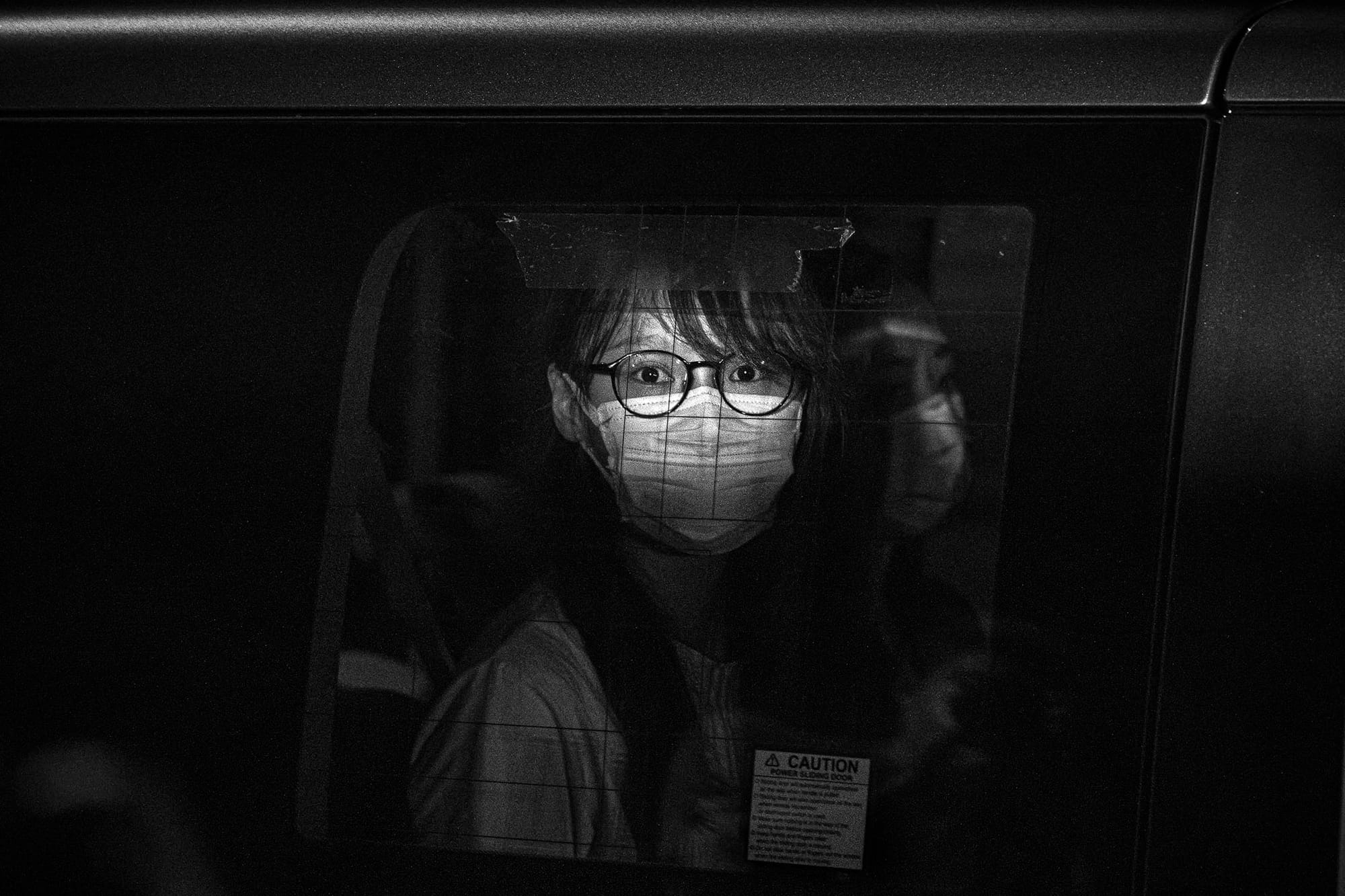 2020年8月10日香港大埔，在港區國安法施行超過一個月後，香港社運人士，前學生領袖與政團「香港眾志」前常委周庭，以懷疑違反港區國安法為由，被香港警方上門拘捕。