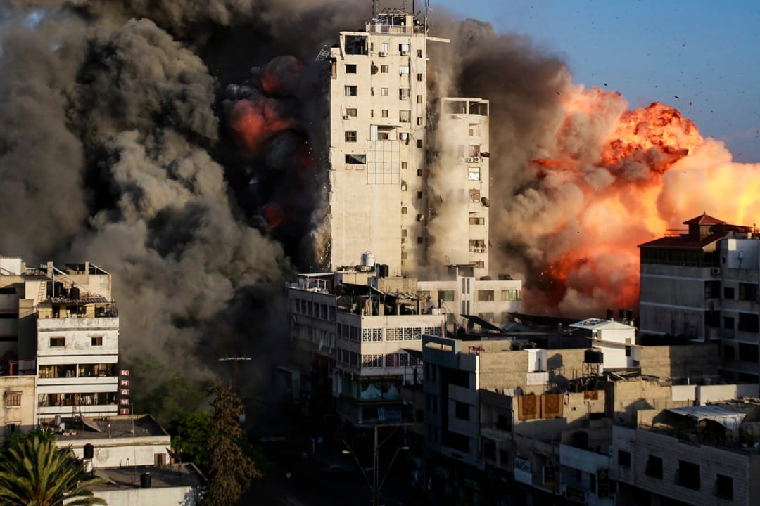 2021年5月10日,加沙市,一棟大樓被以色列發射的火箭炮擊中摧毀。