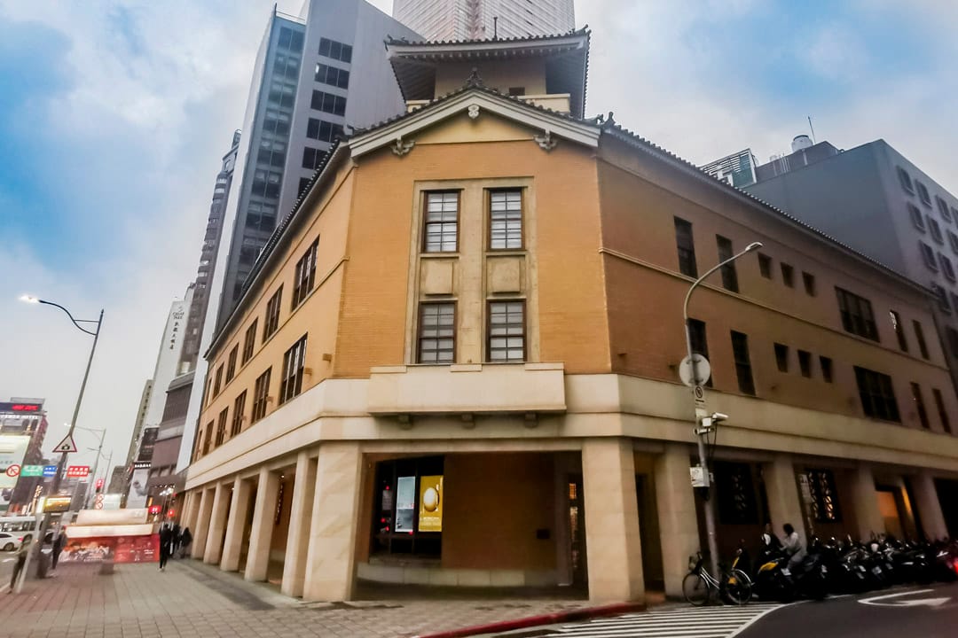 「國家攝影文化中心臺北館」座落於臺北市中正區忠孝西路與懷寧街口,其所在建築為1937年落成的「大阪商船株式會社臺北支店」,此建築由日本建築師渡邊節設計,為二戰期間臺灣最後一批鋼筋混凝土建築。