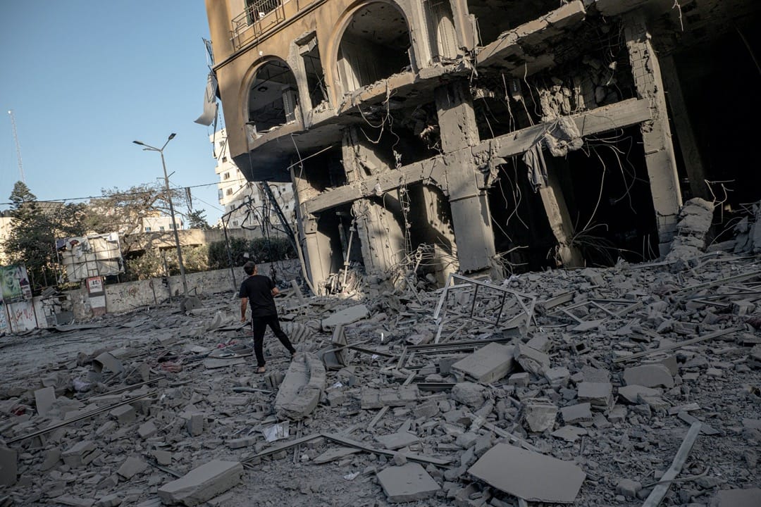 2021年5月10日,加沙市中心的Al-Jawhara大樓被火箭炮擊中倒塌。