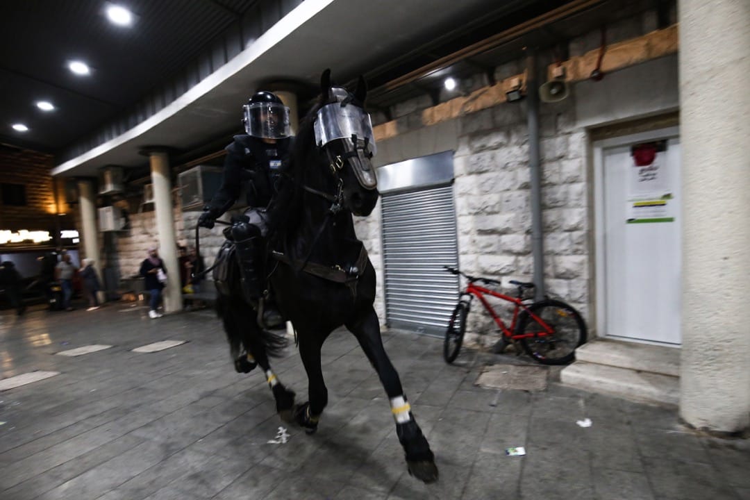 2021年5月9日,耶路撒冷阿克薩清真寺,一名以色列部隊騎兵驅散寺內的示威者。
