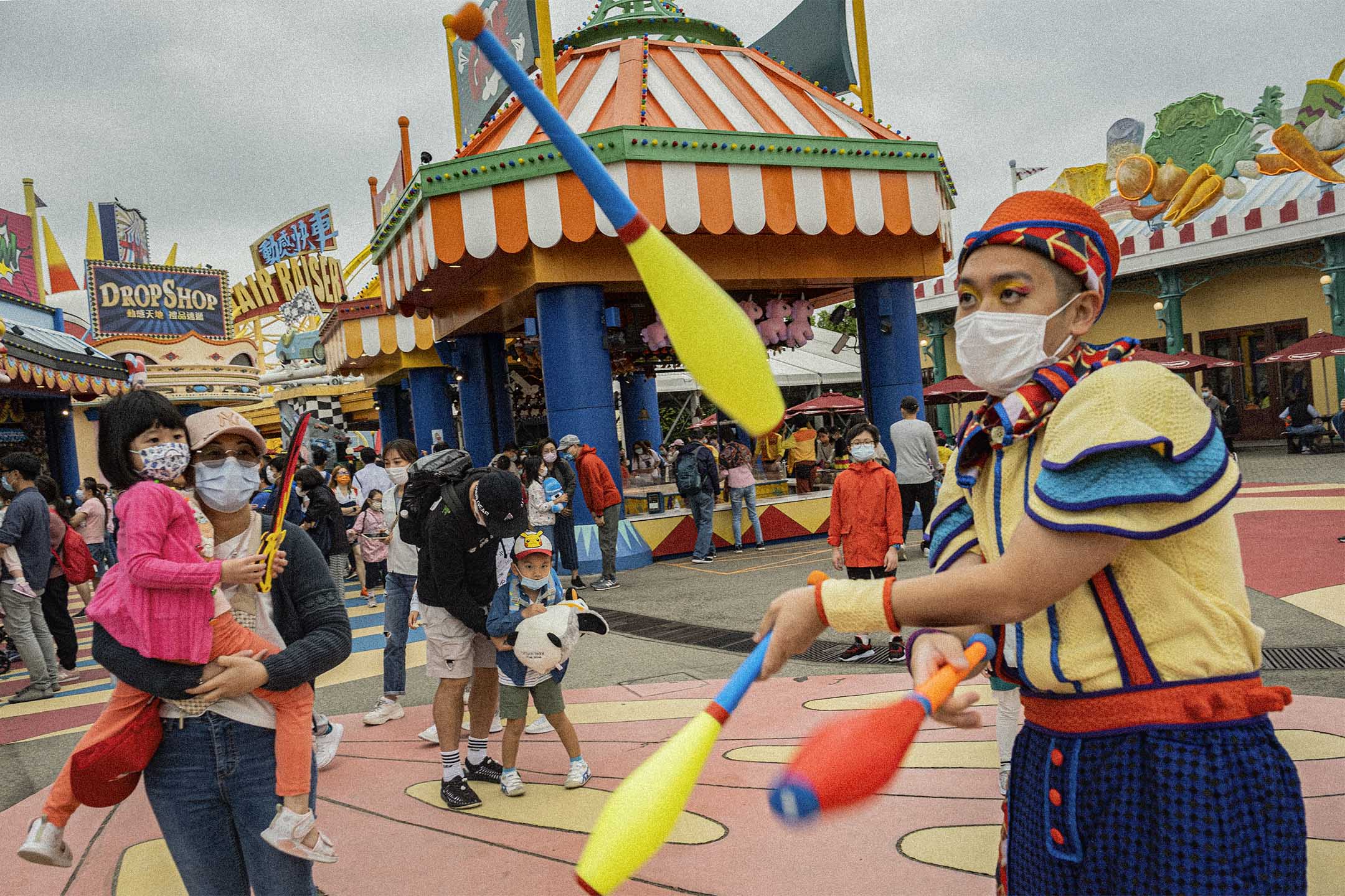 2021年3月21日,遊人在觀看表演者的演出。