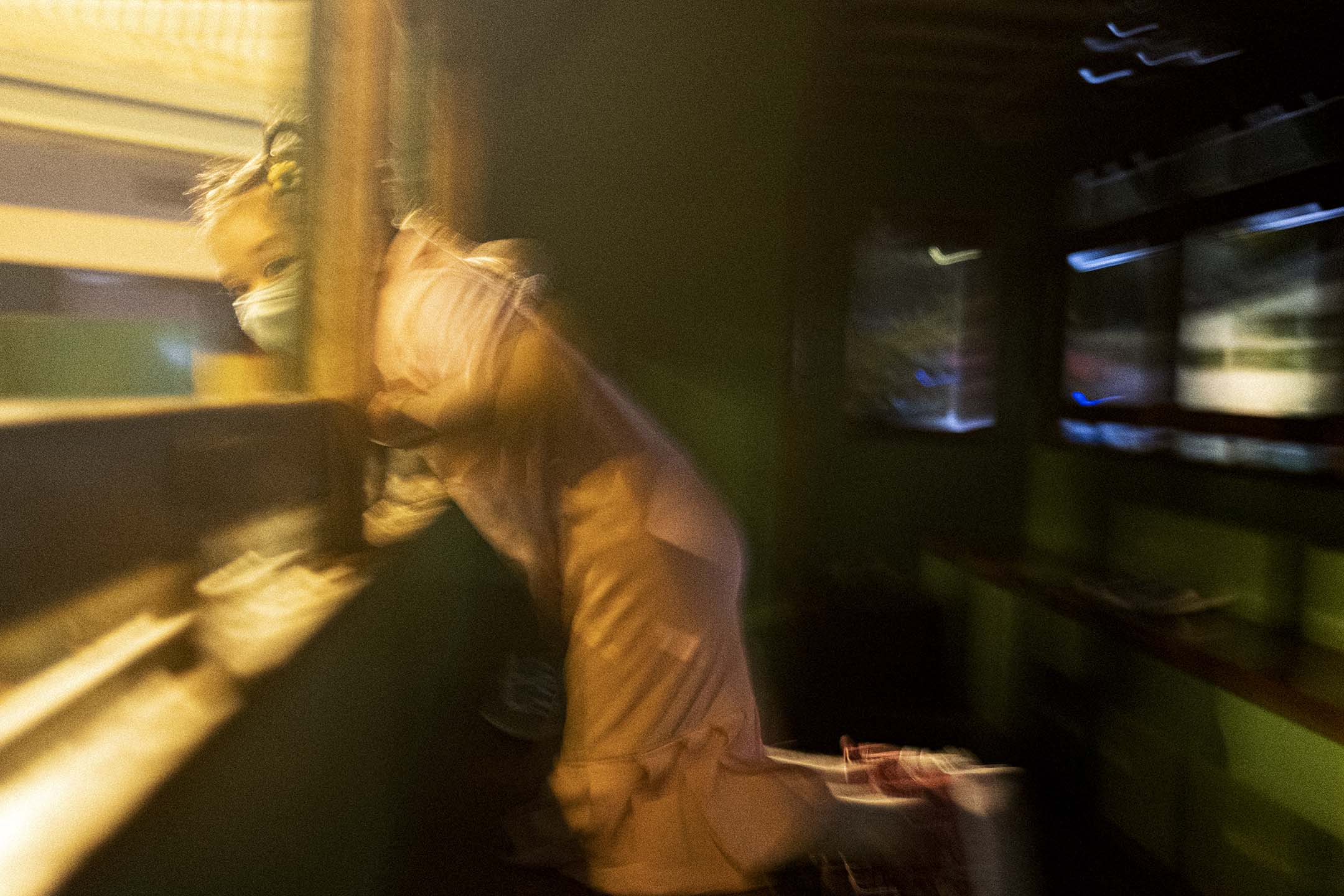 2021年4月7日,一名女孩在香港老大街的電車上。