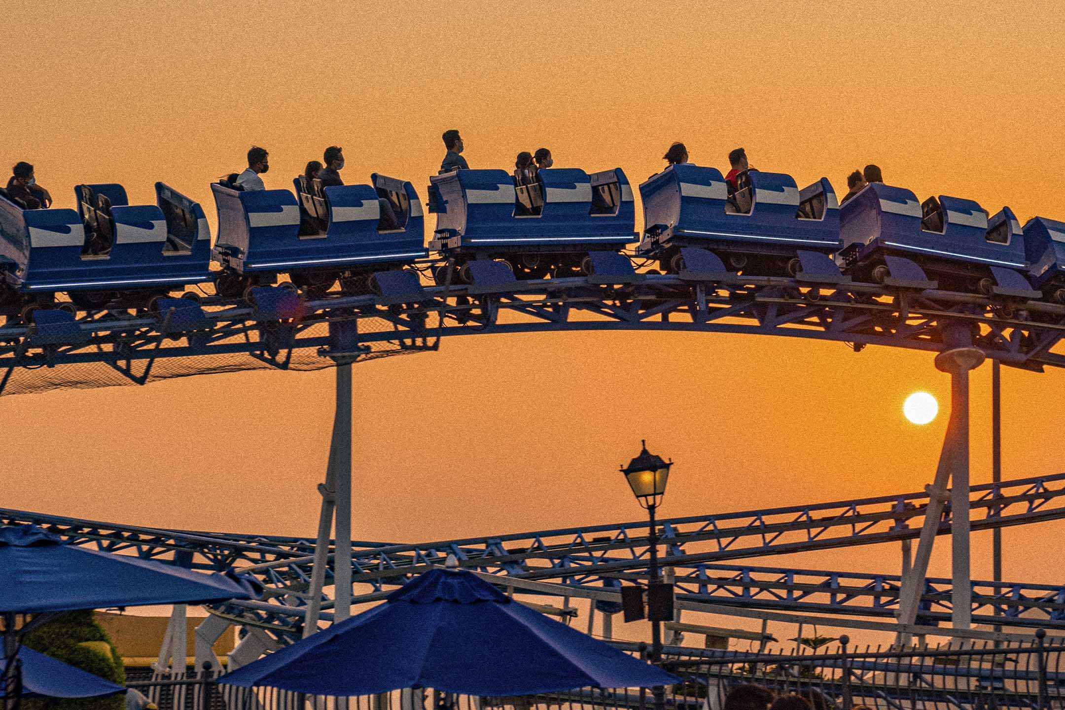 2021年4月7日,落日時的過山車。