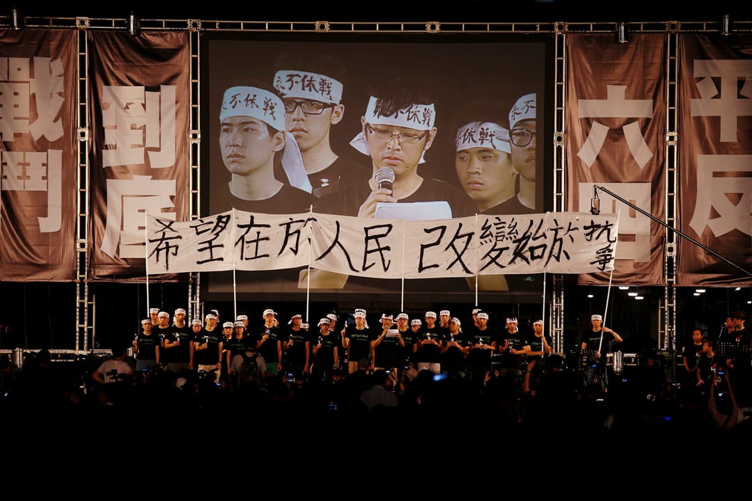 2014年6月4日,六四事件25週年,維園燭光晚會出席人數創了歷年的新高,大會宣布出席人數為18萬人。學生領袖在台上舉起「希望在於人民,改變始於抗爭」,同年人大就香港政改的831決定,觸發持續三個月的雨傘運動。