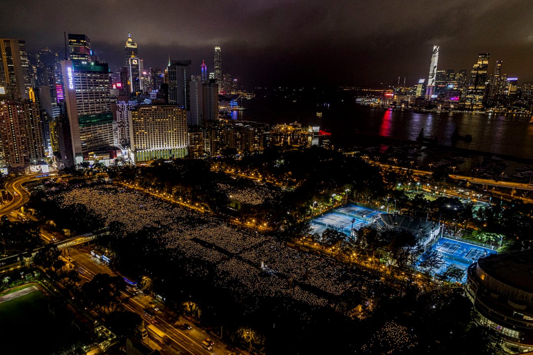 2019年6月4日,在修訂《逃犯條例》的陰霾下,出席六四30週年燭光晚會的市民站坐滿六個維園足球場及草地,支聯會宣佈晚會人數逾18萬。集會主題為「人民不會忘記」。