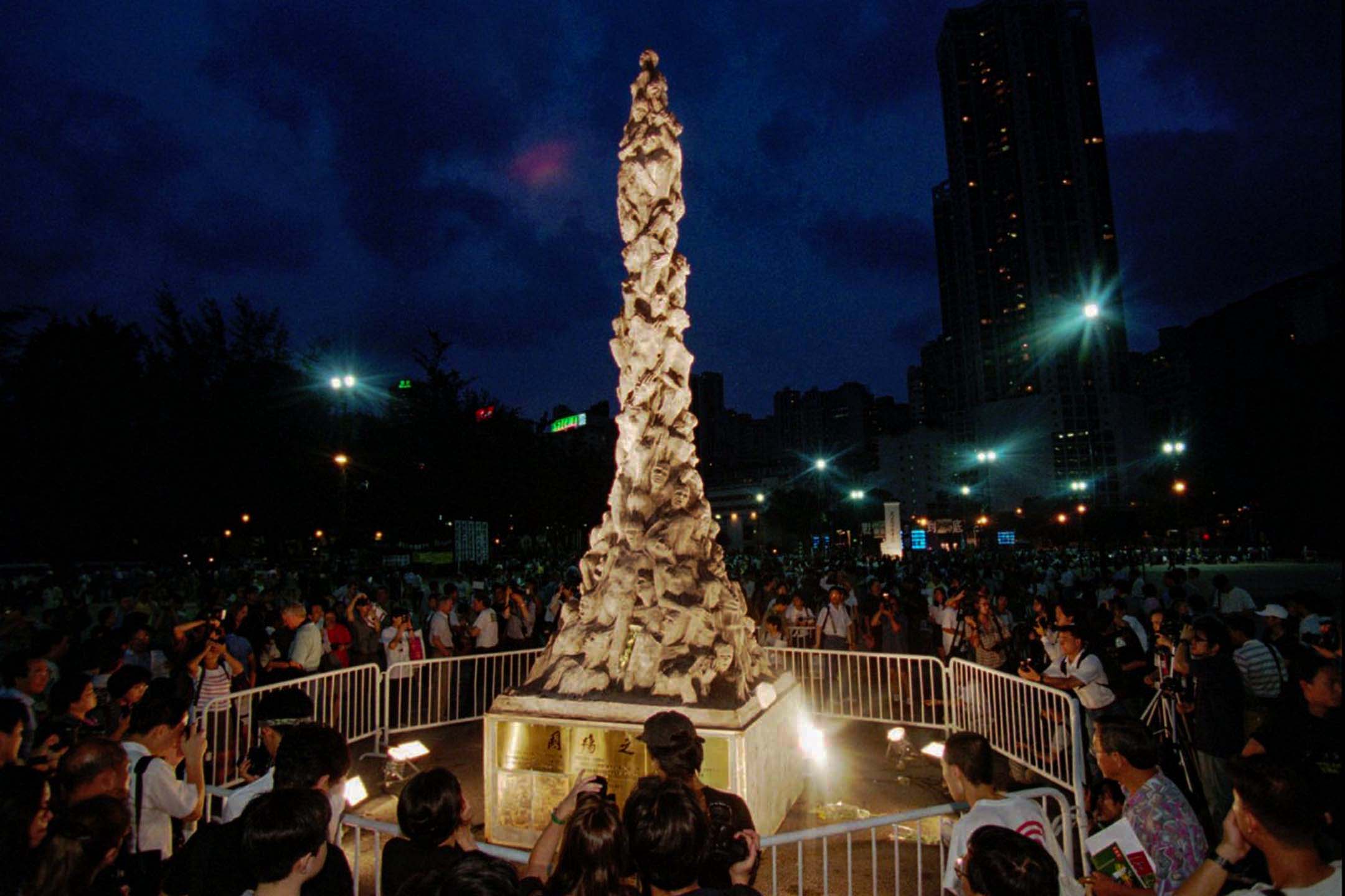 1997年6月4日,維園晚會上的「國殤之柱」。譴責六四屠殺的「國殤之柱」在1997年雕成,並在當年六四晚會完結後移送香港大學。其後每年六四洗刷「國殤之柱」成為港大學生會的傳統。