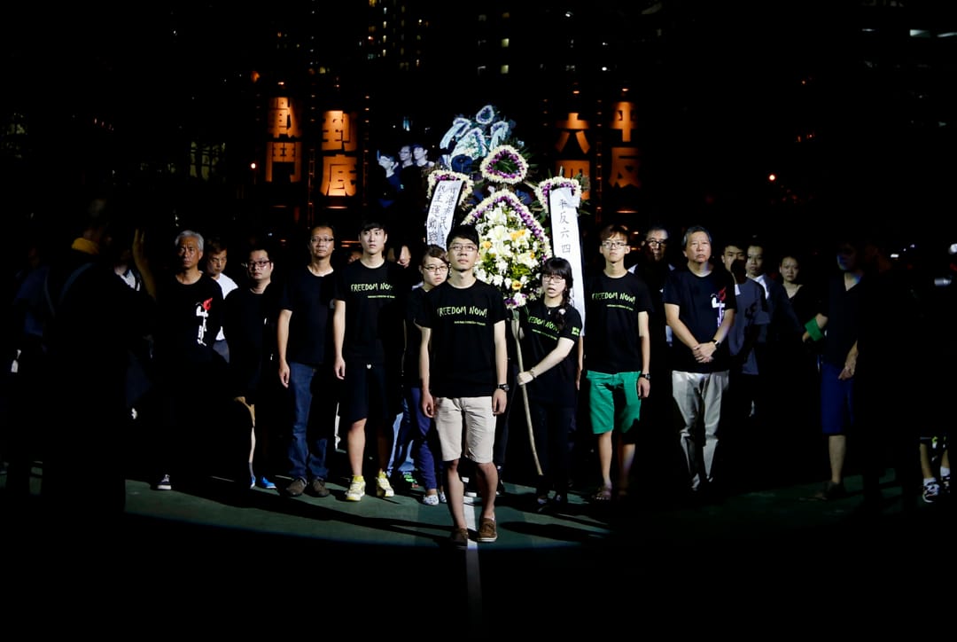 2014年6月4日,六四維園燭光晚會上,學聯常委羅冠聰、學生代表與支聯會常委一同步向台上。