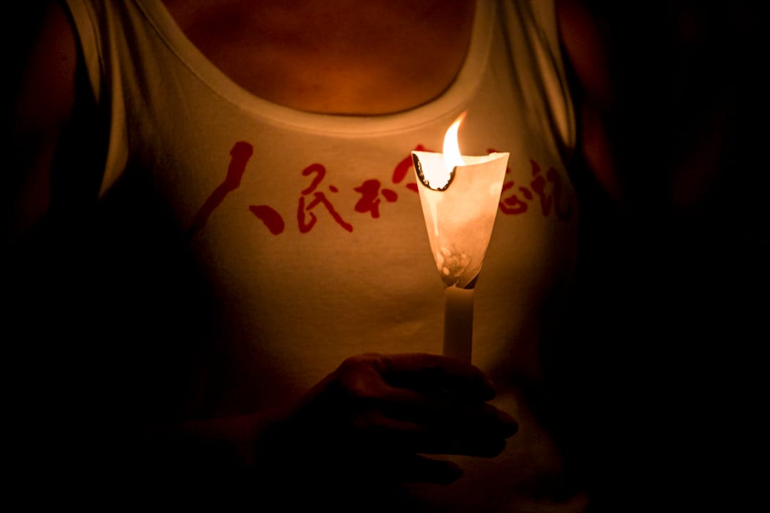 2017年6月4日,有市民穿著「人民不會忘記」背心,手持燭光悼念六四,支聯會宣布共有11萬人參與晚會。