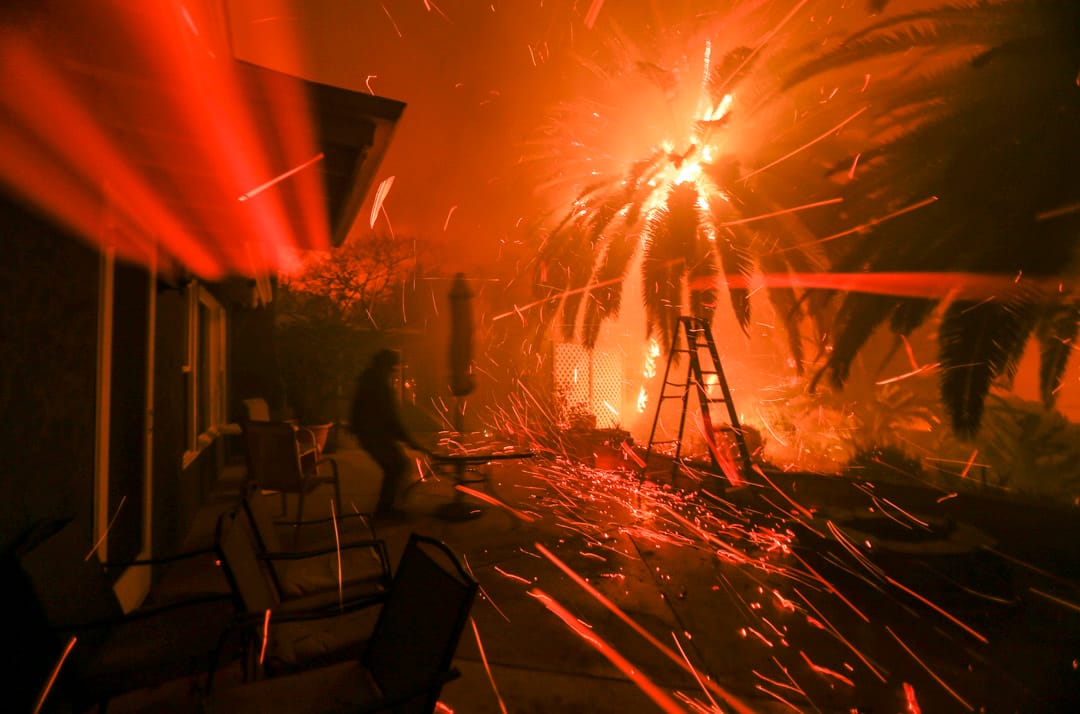 2018年11月9日，美国加州城市马里布，居民 Tim Biglow 尝试在山火中挽救他的家具。