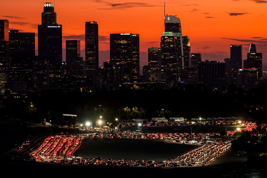 2021年1月4日，美国加州城市洛杉矶，市民开车前往道奇体育场进行新冠病毒检测。