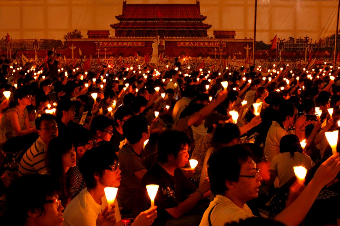 2011年6月4日,維園燭光晚會現場首次掛上一幅當年北京學生在天安門廣場集會的印畫布幕,參與的人彷彿置身在當年廣場的集會上。