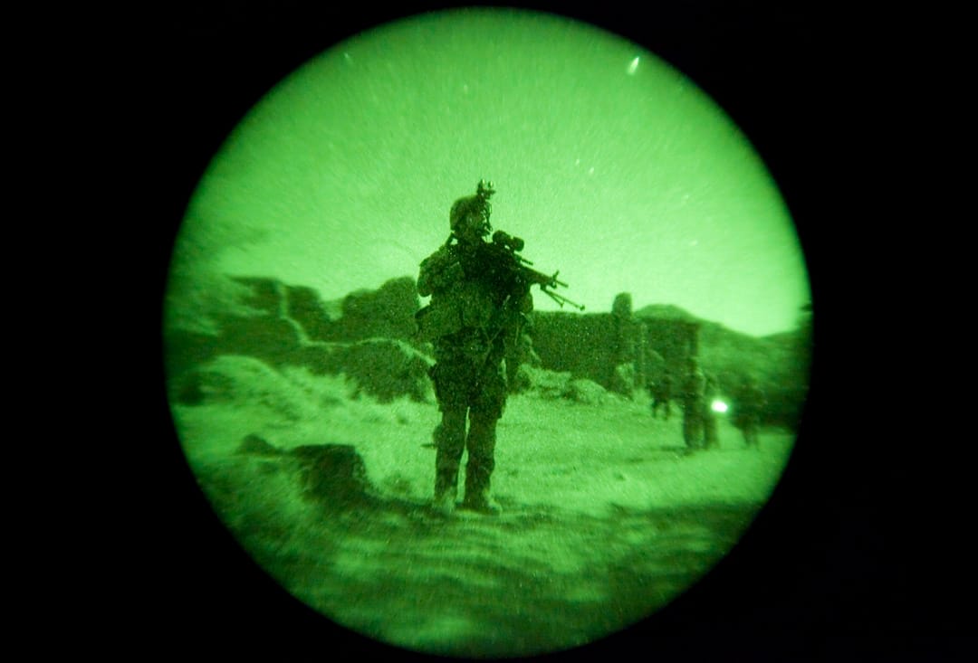 2009年7月16日，阿富汗瓦尔达克省，法军第8砲兵团士兵在山区Kharuti的一个村庄与美军及阿富汗部队进行联合巡逻。