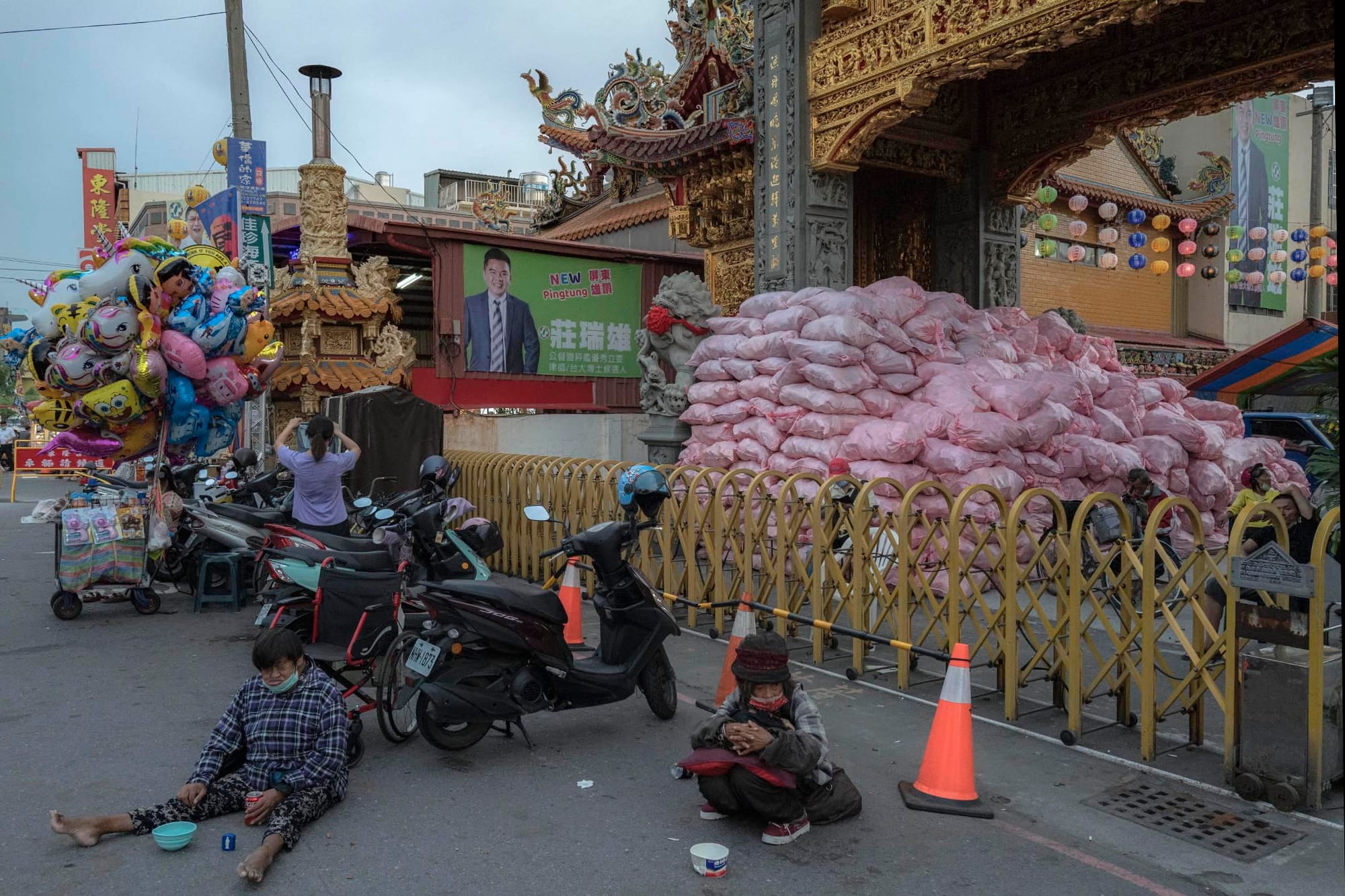 2021年10月25日東港,東隆宮前堆放大量祭品,準備送上王船。