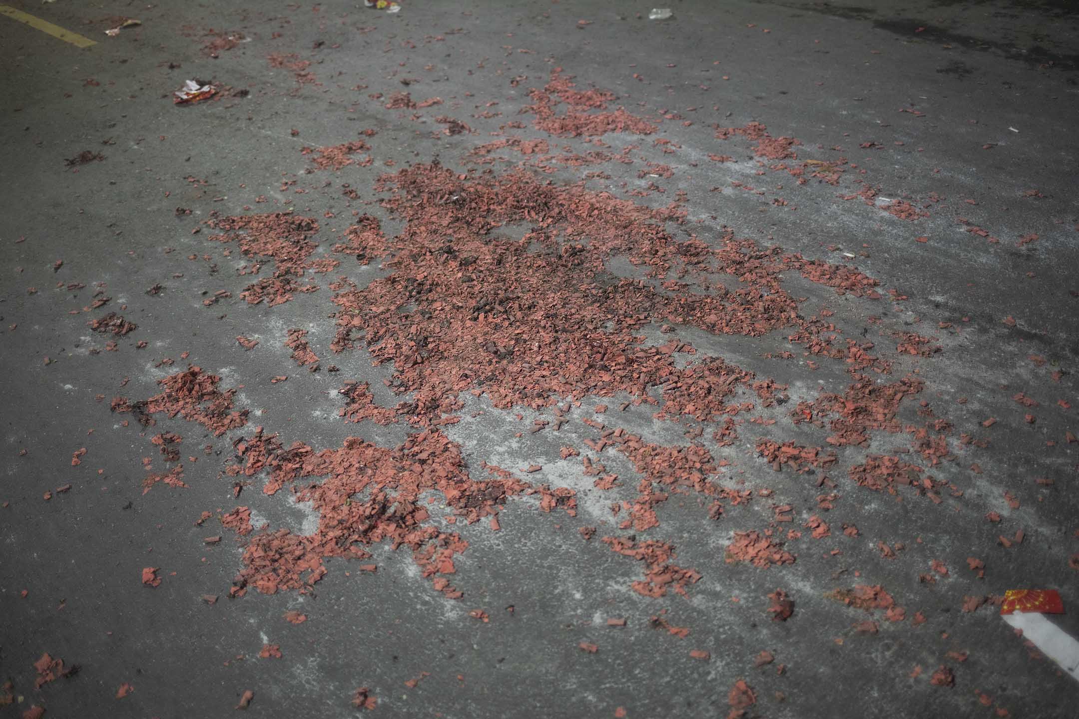 2021年10月25日東港,神轎遶境過後,留下民眾放過的鞭炮。