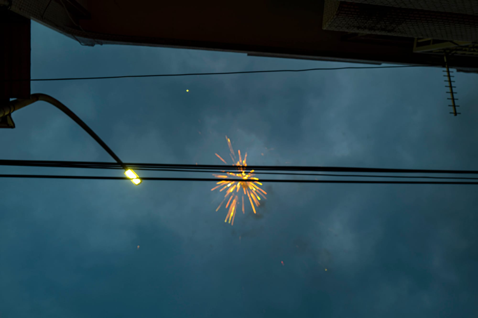 2021年10月25日東港,遶境期間,民眾放煙花。