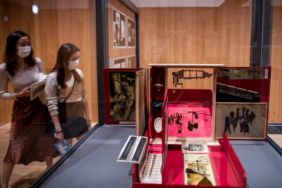 杜尚(Marcel Duchamp)的《手提箱裡的盒子》。