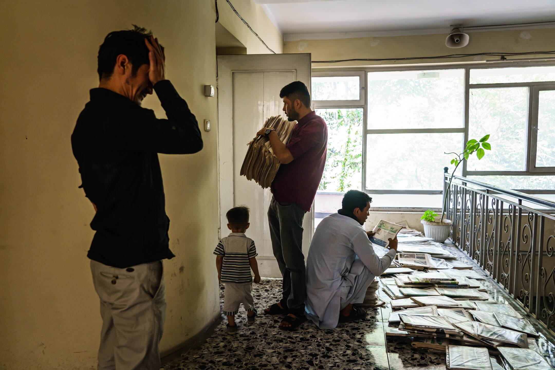 2021年9月16日,阿富汗首都喀布尔,Etilaat Roz报社办公室搬迁,员工执拾往期报纸档案本。