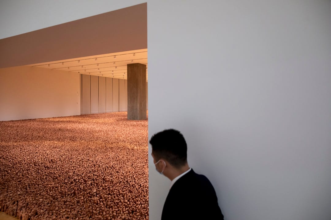 英國知名雕塑家Antony Gormley的作品《亞洲土地》,內容是邀請廣東象山村村民人手製作的小泥偶,做成一片如海的泥人黏土大作。這裝置屬於Antony Gormley的《土地》系列之一,整個系列的創作歷程始於 1989 年,藝術家先後於澳洲、南北美洲、歐洲和英國等地製作不同版本。