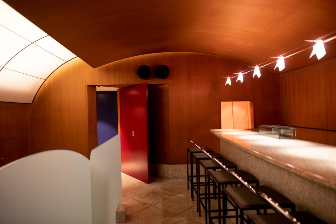 曾被質疑以1500萬元「巨額」購置的《清友壽司吧》,是日本設計師倉俁史朗的作品。