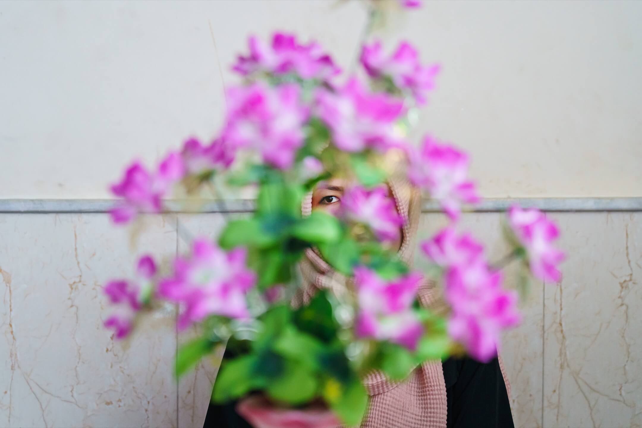 2021年9月25日,阿富汗首都喀布尔,目标成为工程师的Fatima与朋友兼拍档Sakina在喀布尔开设了一个共享工作和学习空间。