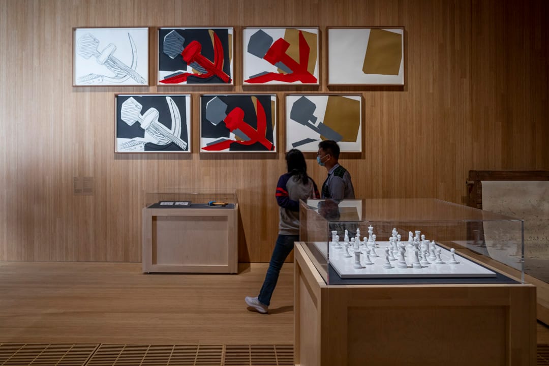 Andy Warhol的《錘子與鐮刀》在網頁已未有顯示,只能在展覽觀看。