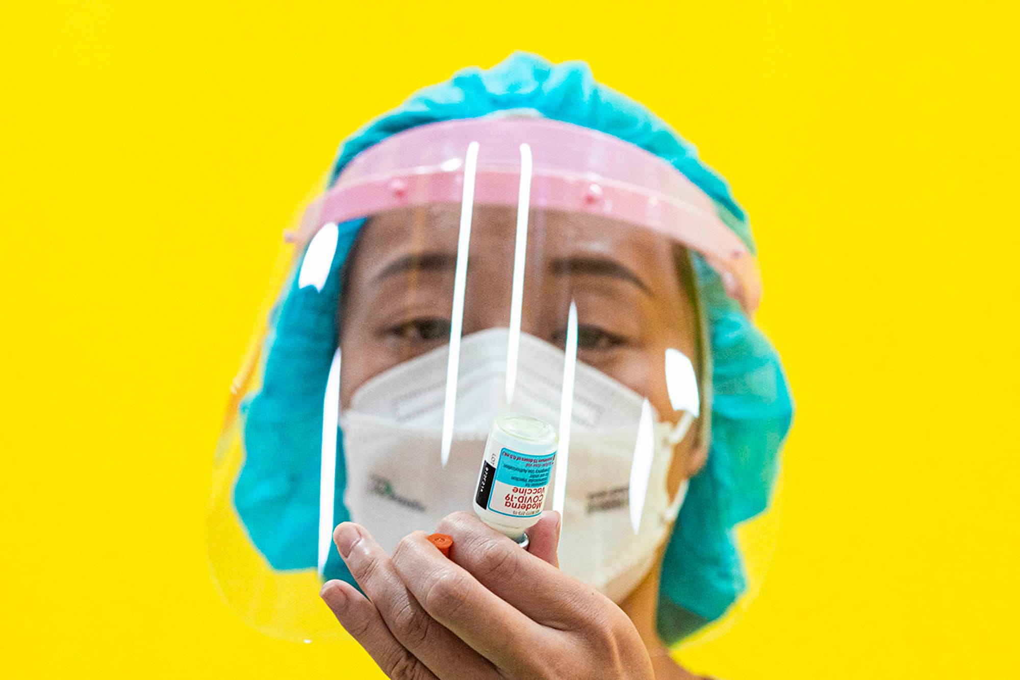 2021年12月6日板橋全聯超市，醫護人員預備施打疫苗。